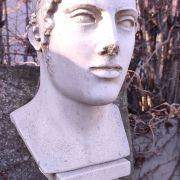 Rzeźba głowy na postumencie JBZ 8
