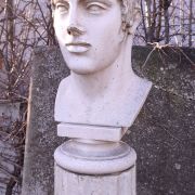 Rzeźba głowy na postumencie JBZ 8