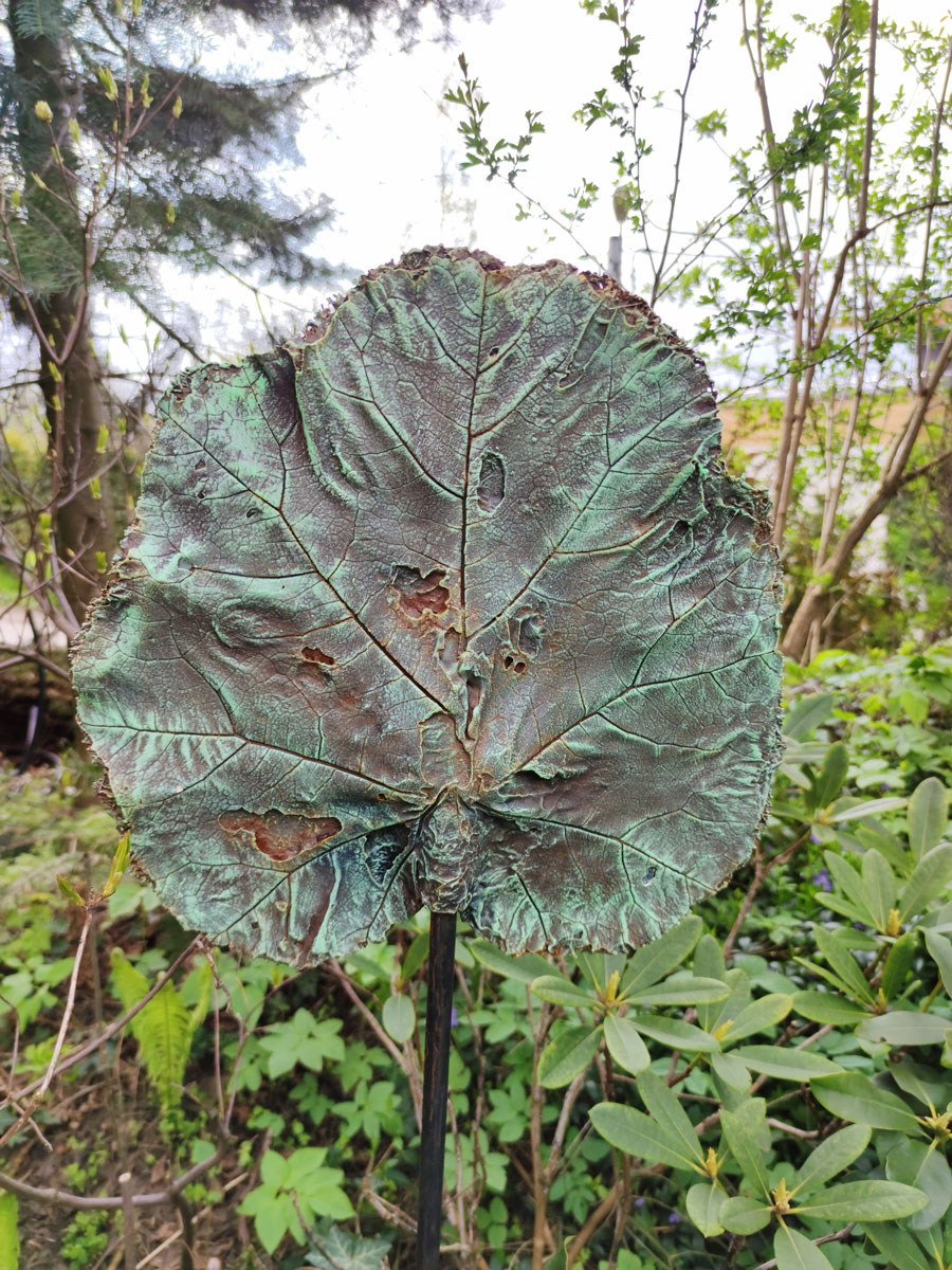Rzeźba ogrodowa Liść ze ślimakiem – Martha Mulawa