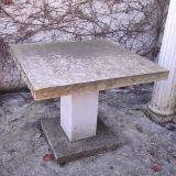 stol-kamienny-naturalnego-z-motywem-na-taras-zewnetrzny-stolik-ogrodowy-stary-antyk-zdobiony-kwadratowy-2.jpg